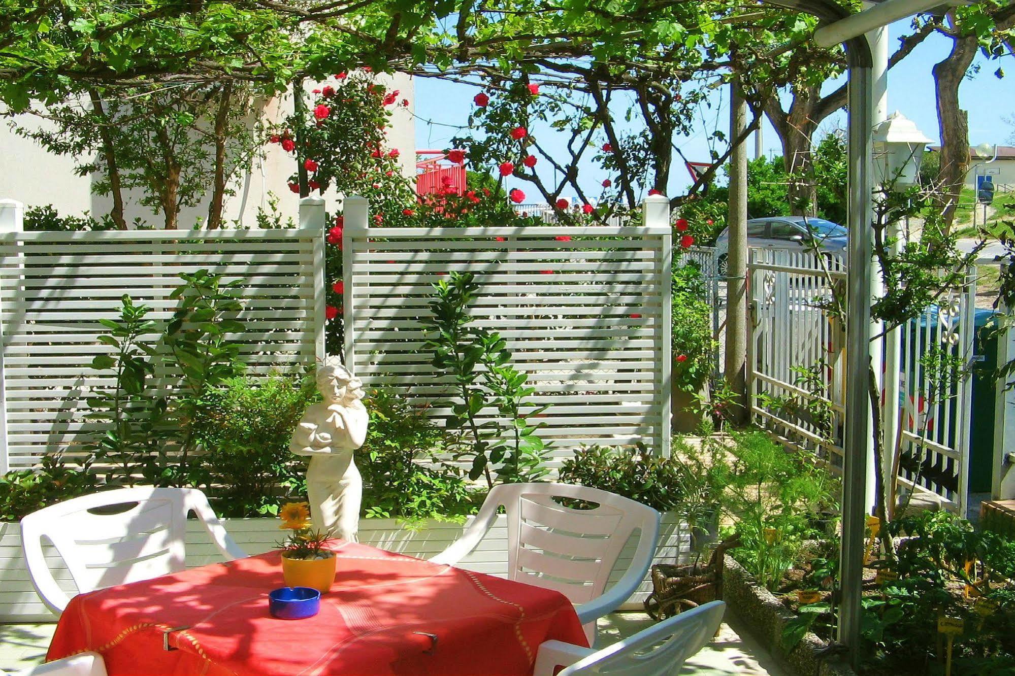 Villa Lauda B&B Римини Экстерьер фото