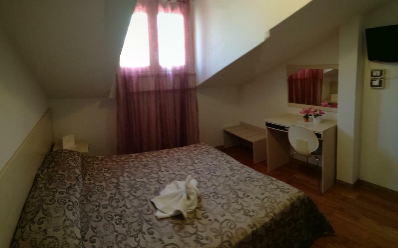 Villa Lauda B&B Римини Экстерьер фото